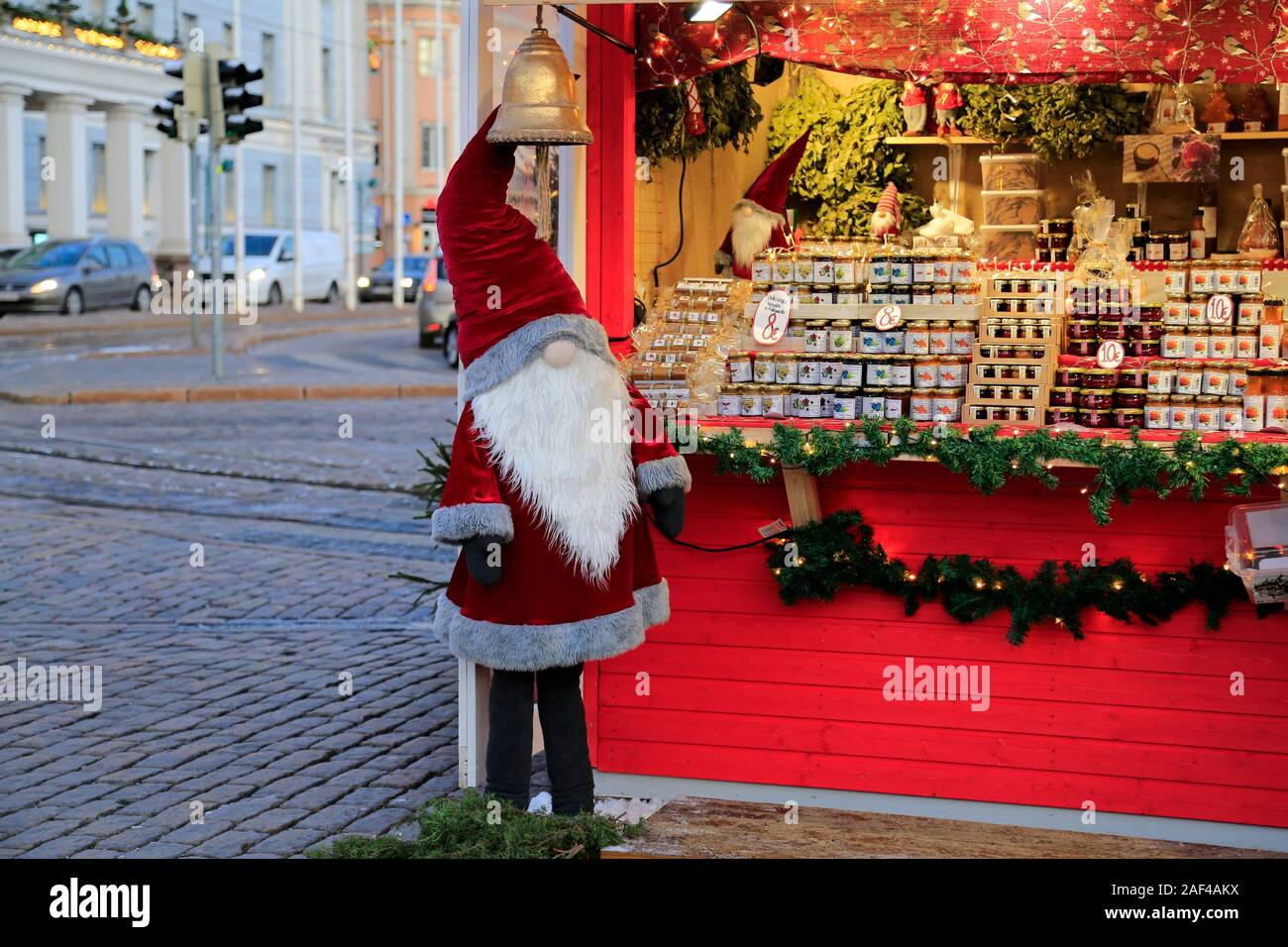 Vendeur et lutin de Noël à Manta, marché de Noël, à joulumarkkinat Mantan Havis Amanda square Kauppatori par, Helsinki, Finlande. Le 10 décembre 2019. Banque D'Images