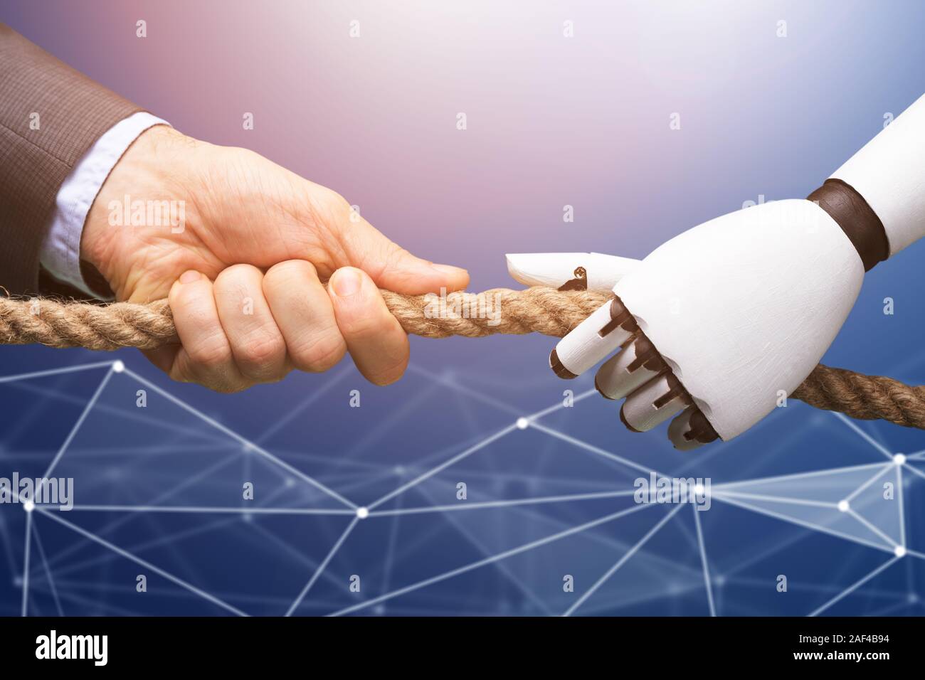 Portrait d'un homme en concurrence avec la corde de traction du Robot contre technologie Historique Banque D'Images