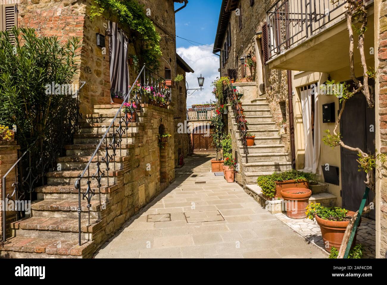 Maisons en pierre et une petite ruelle de la ville médiévale Banque D'Images