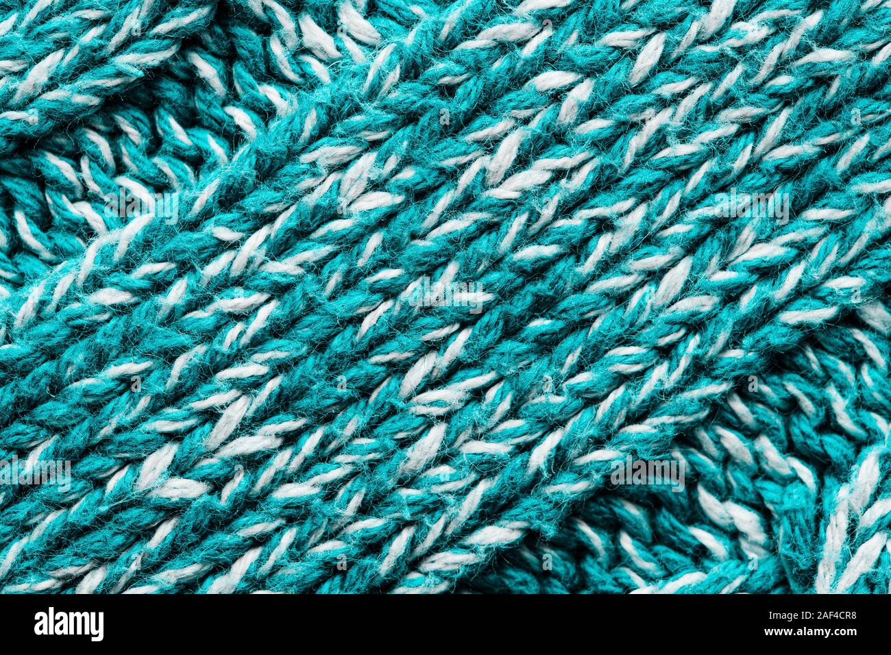 La texture d'un chandail tricoté. Blanc bleu motif tacheté. La surface du visage. L'arrière-plan. Copy space Banque D'Images