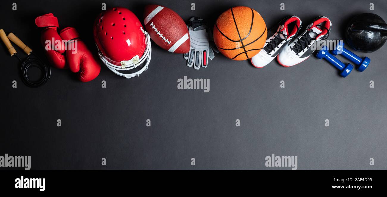 Vue panoramique de différents sports Balles et équipement de plus de Surface noire Banque D'Images
