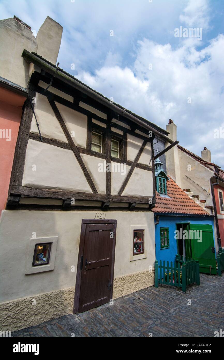 Golden Lane est une rue située dans le château de Prague. Construit au xvie siècle, elle tient son nom de l'orfèvres qui y vivaient dans la Banque D'Images