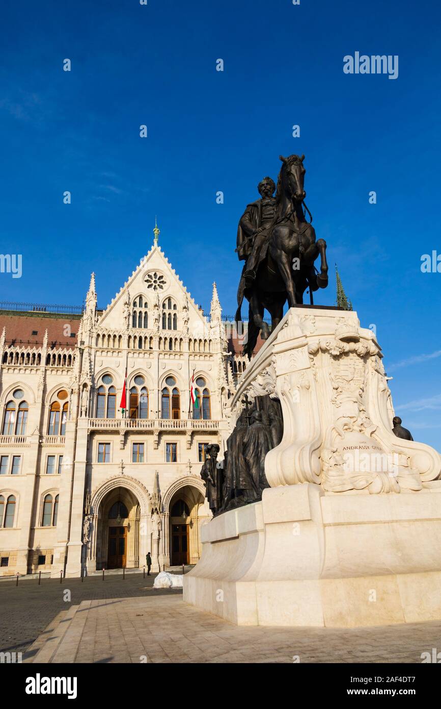 Statue de l'ancien Premier Ministre, le comte Gyula Andrassy, à l'extérieur du parlement hongrois, l'hiver à Budapest, Hongrie. Décembre 2019 Banque D'Images