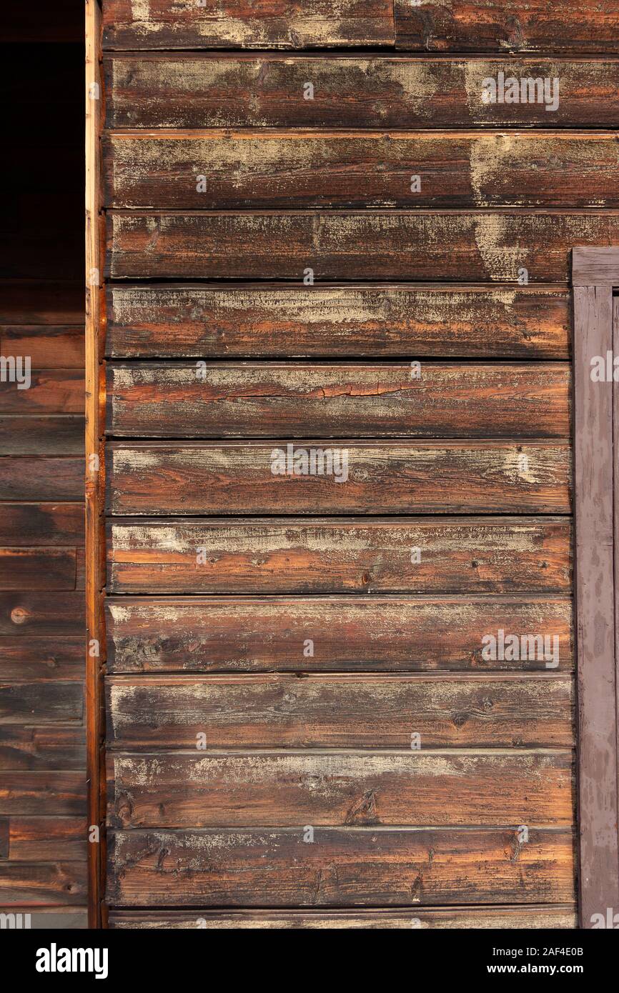 Planches en bois patiné sur une maison ancienne. Banque D'Images