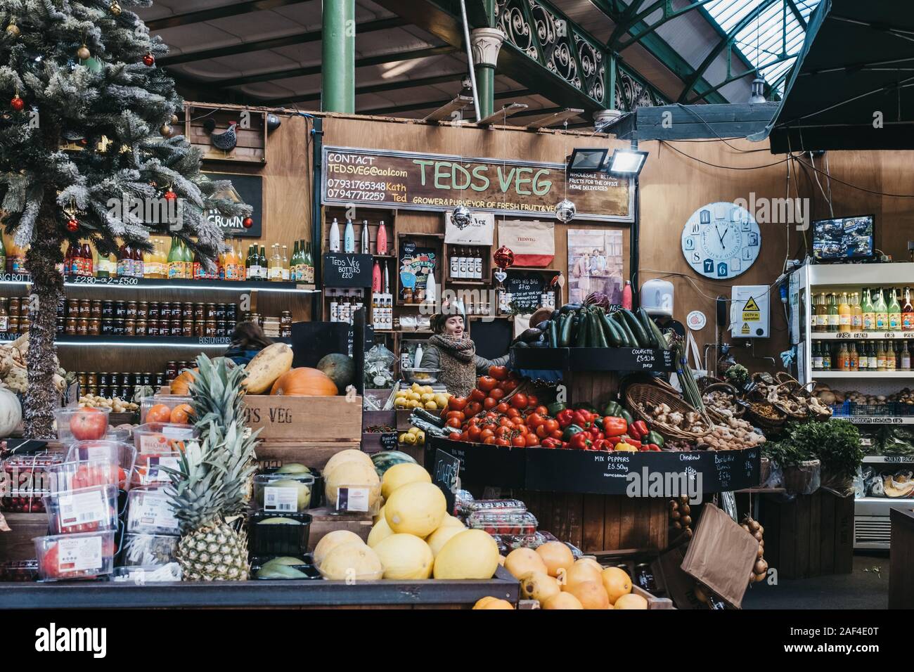 Londres, Royaume-Uni - 29 novembre 2019 : femme travaillant à l'étal de légumes det à Borough Market, un des plus grands et les plus anciens marchés alimentaires de Londres. Banque D'Images