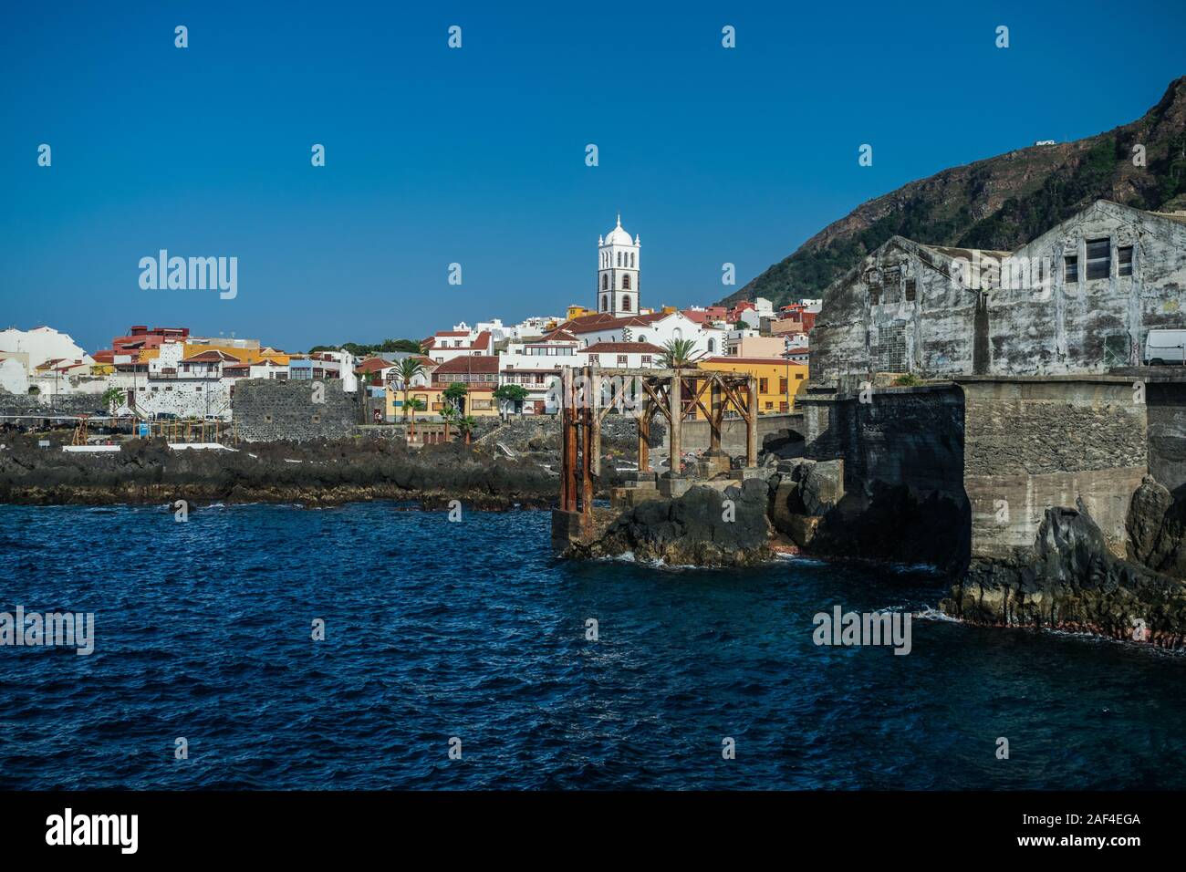 Garachico, Tenerife, Espagne ; 19 Septembre 2018 : Garachico côte volcanique avec paysage urbain avec la lumière du soleil et ciel bleu Banque D'Images