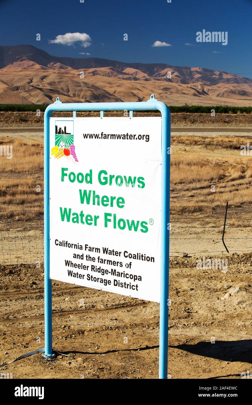Un signe d'agriculteurs à propos de la crise de l'eau lien suivant sur un 4 l'année de la sécheresse, près de Bakersfield dans la Central Valley, Californie, USA, avec le sol sous tension Banque D'Images