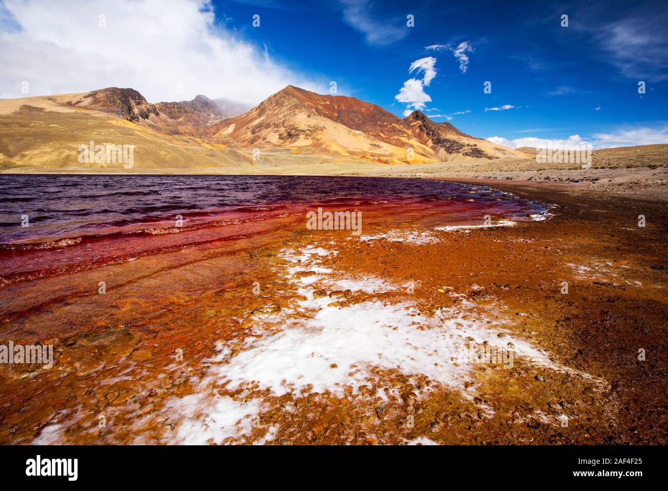 Miluni Laguna est un réservoir alimenté par les eaux de fonte des glaciers andins du pic de Huayna Potosi dans les Andes Boliviennes. Que le changement climatique le casuses glaci Banque D'Images