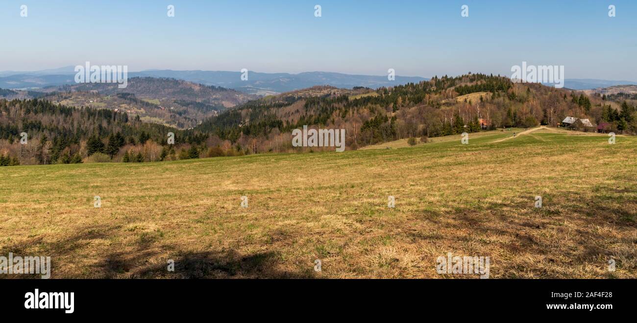 Vue depuis la colline de Vrchrieka au printemps Javorniky mountains en Slovaquie avec des collines, de prairies, de quelques maisons et de ciel clair Banque D'Images