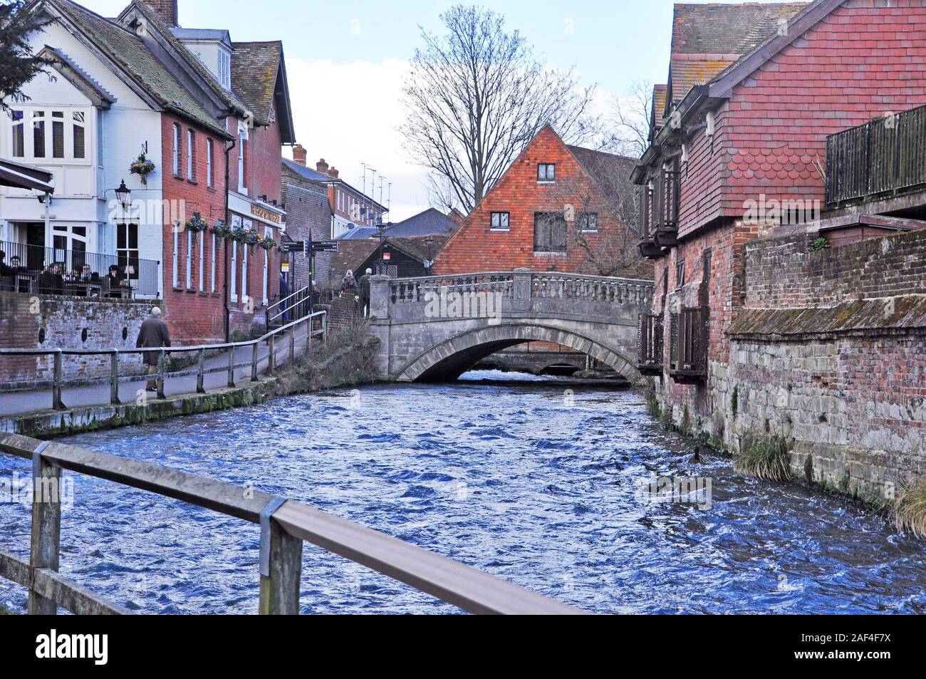 Ville pont au-dessus de la rivière, qui coule à travers l'Itchen centre de Winchester, Hampshire, Angleterre.UK Banque D'Images