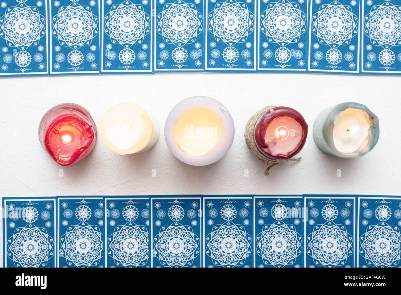 Cartes de Tarot sur fond de table blanc. Banque D'Images