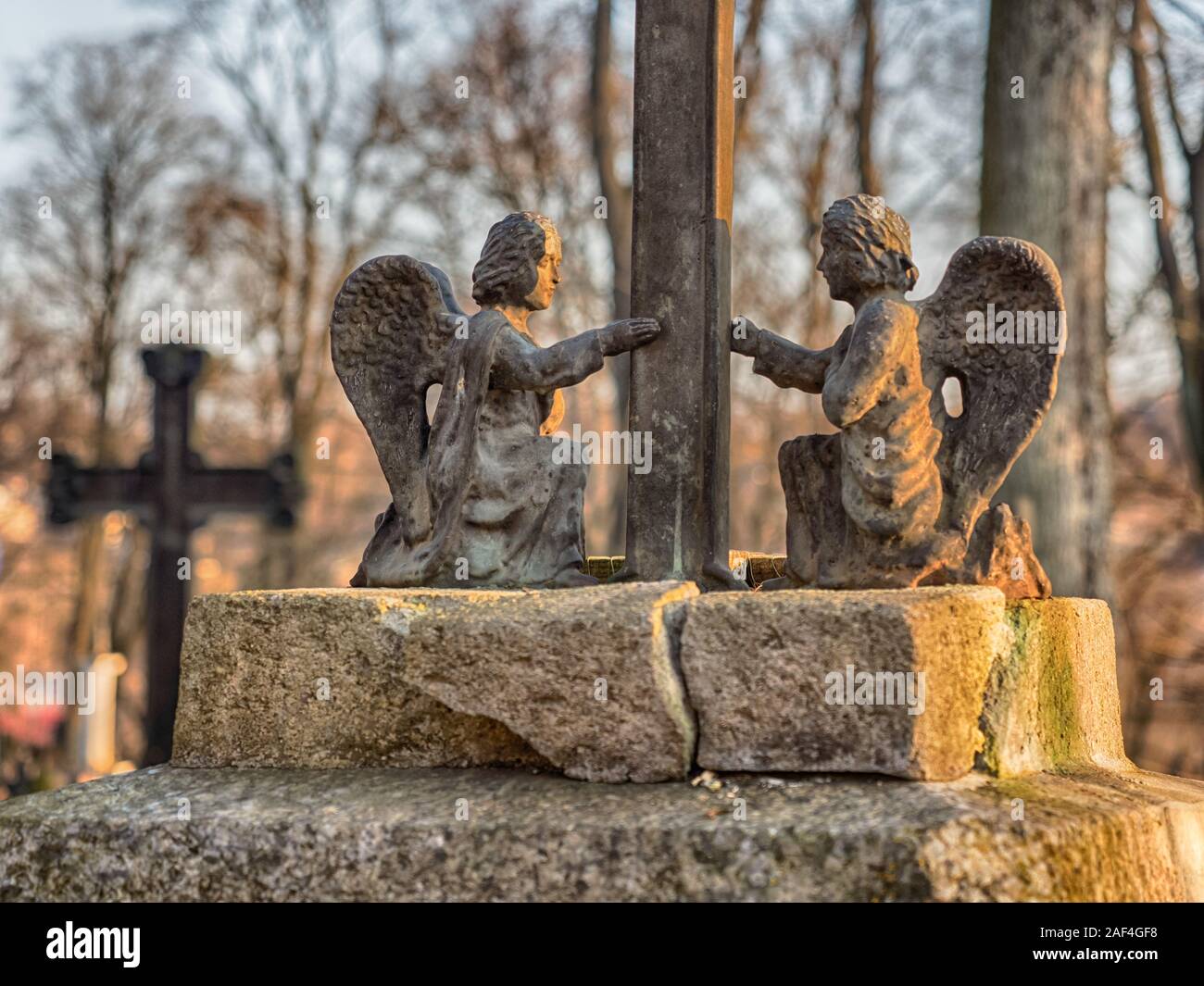1860, sous le Second Empire, suite, Vilnius, Lituanie - Avril 08, 2018 : Bronze anges sur une tombe le cimetière local dans la région de Klaipėda, Europe Banque D'Images