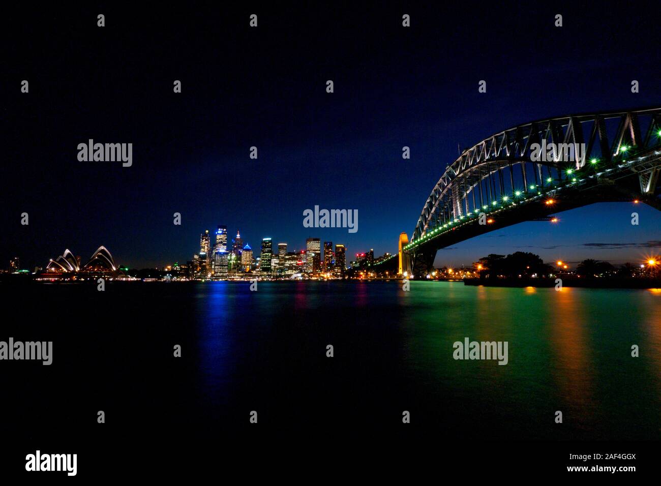 Sydney Harbour Bridge et l'Opéra la nuit, de Jeffrey Street arrêt de ferry à Milsons Point sur la Côte-Nord, Sydney, Australie Banque D'Images