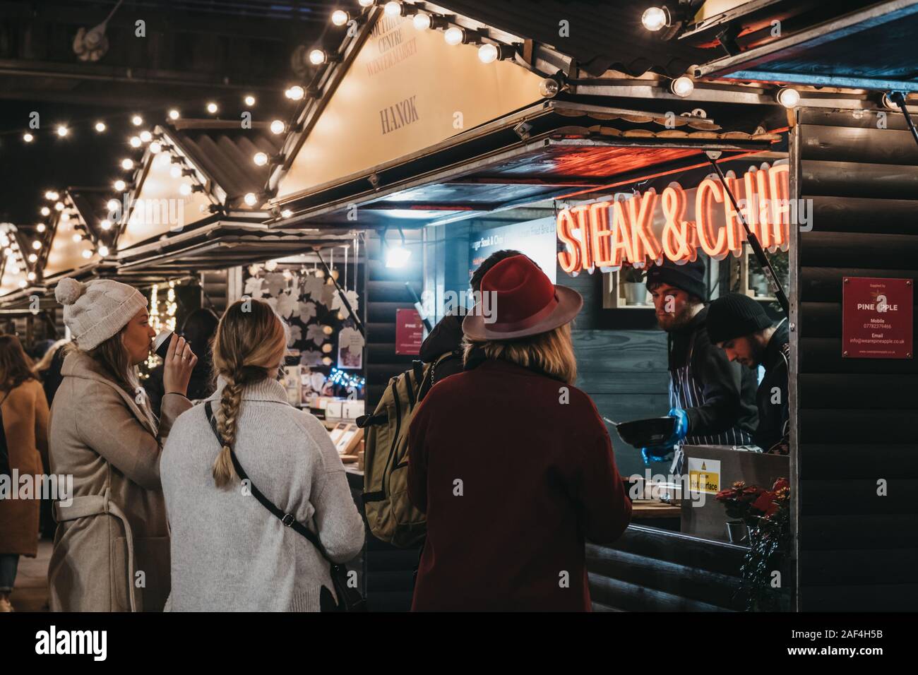 Londres, Royaume-Uni - 24 novembre 2019 : les personnes commander de la nourriture de Steak et frites décroche à Southbank Centre Marché d'hiver, une piscine en plein air, de rue, marché alimentaire mondial f Banque D'Images