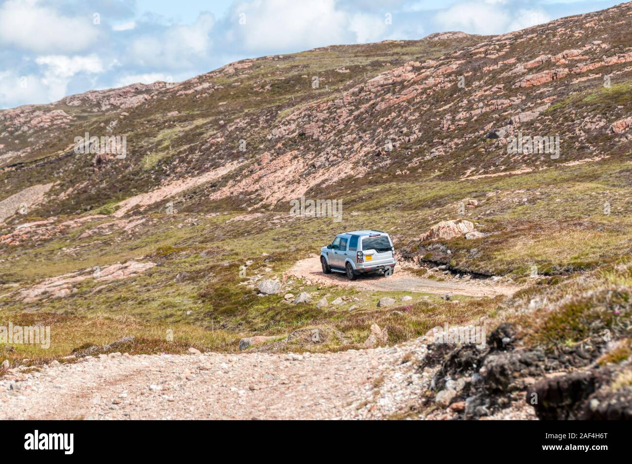 Land Rover Discovery crossing Muckle Roe d Little-Ayre sur la côte sud jusqu'à la charcuterie, sur la côte nord. Banque D'Images