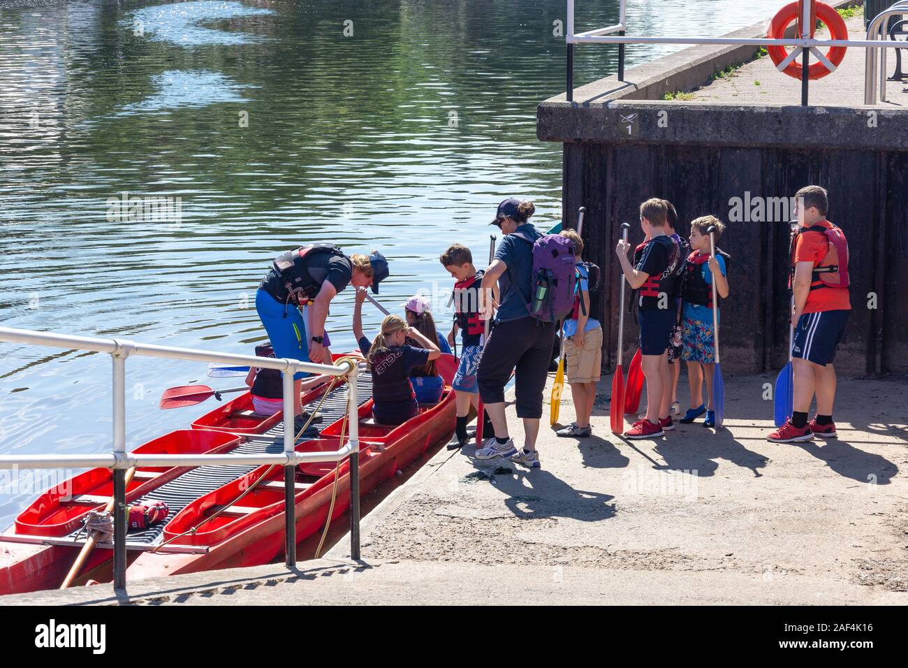 L'embarquement des enfants faire du bateau à quai à Exeter, Exeter, Devon, Angleterre, Royaume-Uni Banque D'Images