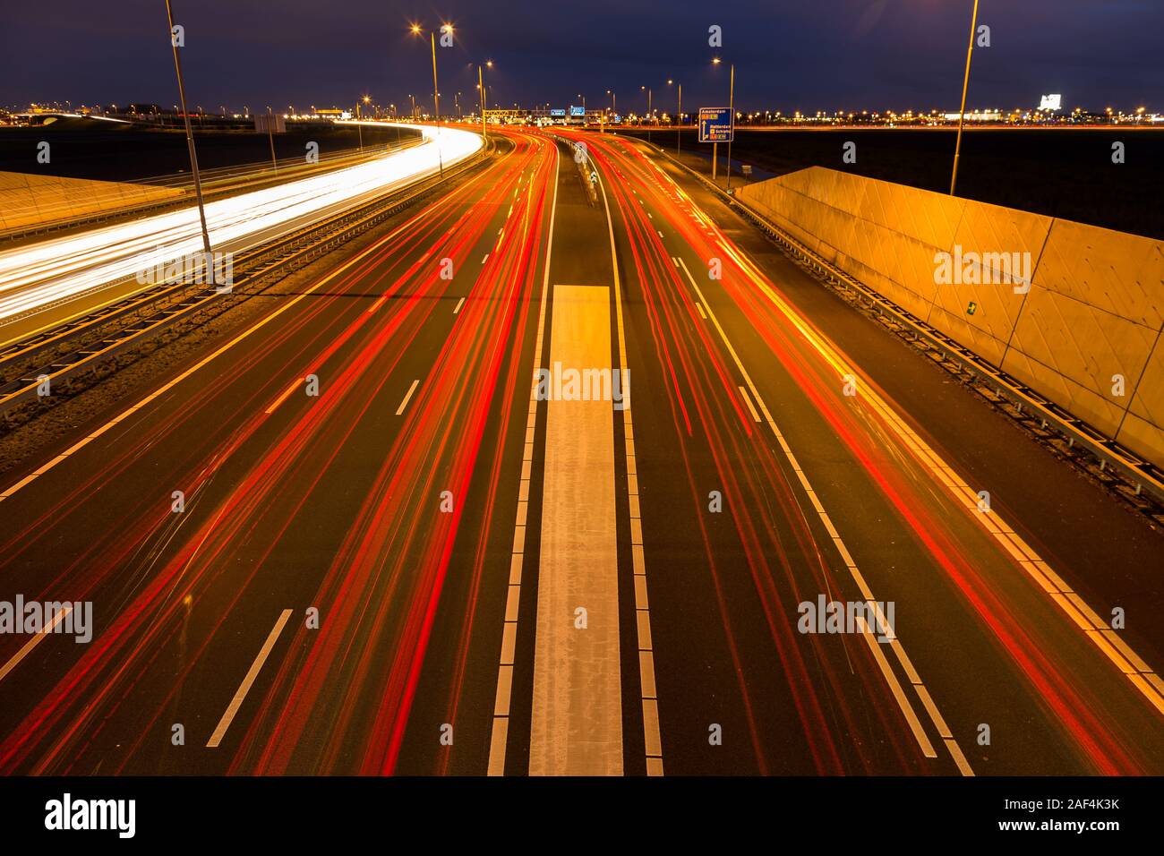 Occupé à l'heure de pointe quitte red light trails sur l'autoroute A9 près d'Amsterdam, Schiphol à Haarlem. Banque D'Images