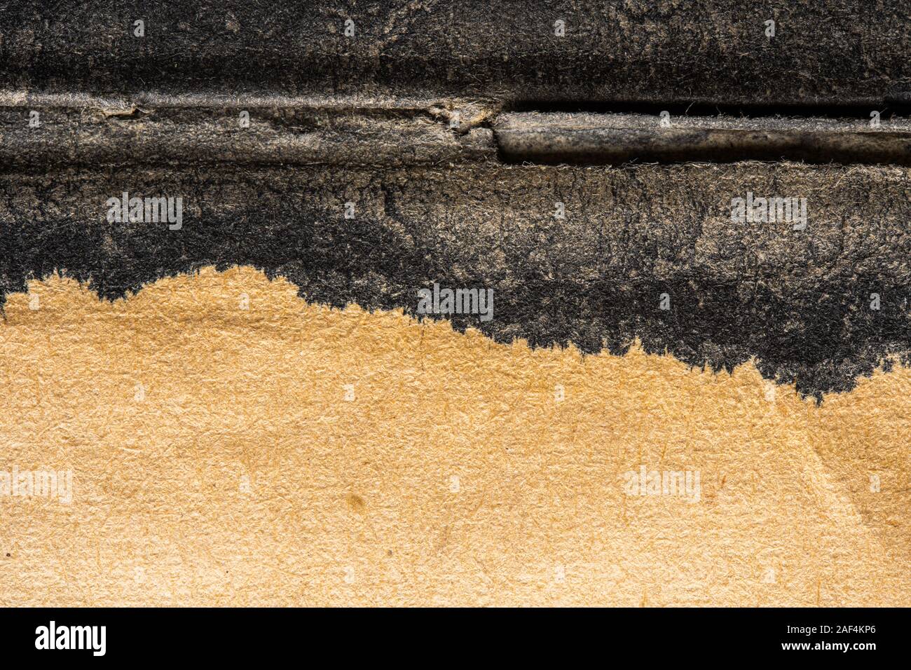 L'encre déversée sur le pli d'un manuel de l'URSS. La texture de la feuille de l'ancien livre soviétique. Contexte Banque D'Images