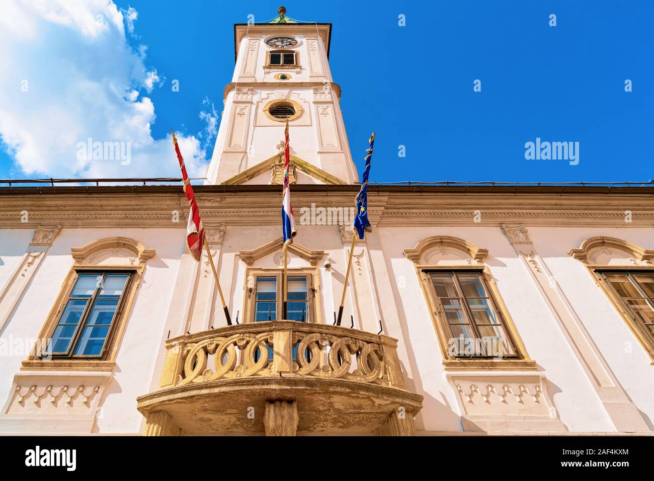 De la tour de ville avec des drapeaux à Varazdin Banque D'Images
