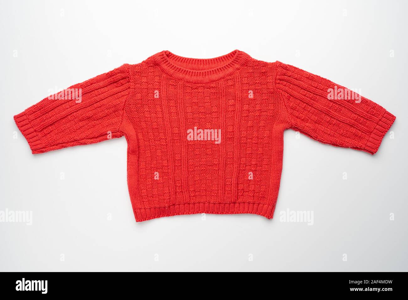 Enfants chandail tricoté avec motif. Beau chandail de laine rouge automne à  manches longues. Vue de face. Sur fond blanc Photo Stock - Alamy