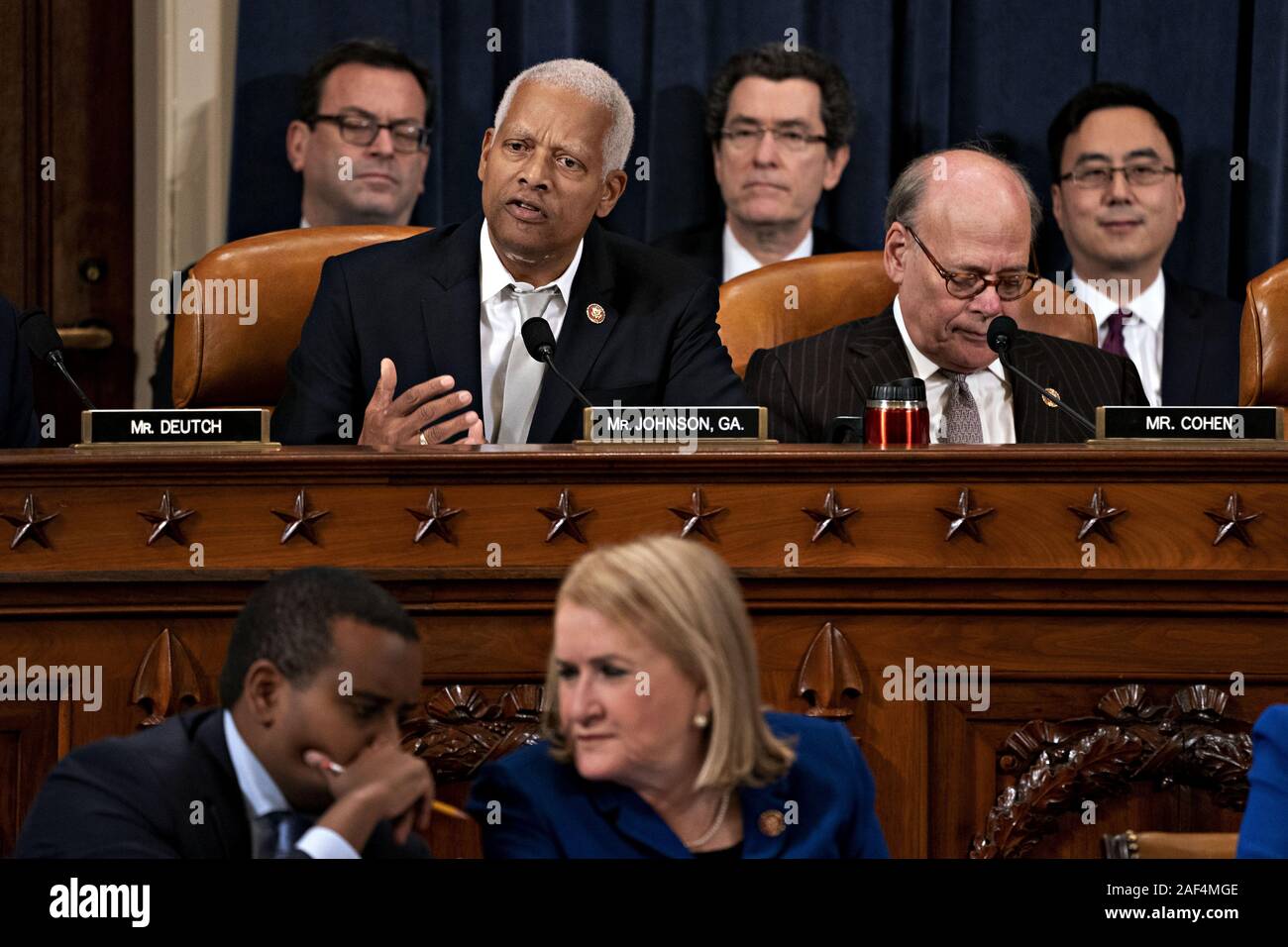 12 décembre 2019, Washington, District of Columbia, États-Unis : les États-Unis représentant Hank Johnson (Démocrate de la Géorgie), gauche, parle comme représentant américain Steve Cohen (démocrate du Massachusetts), droit, écoute-nous lors d'une audience du Comité judiciaire de la Chambre à Washington, DC, États-Unis, le Jeudi, Décembre 12, 2019. Le Comité est fixé à la fin du débat sur les articles d'impeachment contre le président américain, Donald J. Trump aujourd'hui avec une partie probablement ligne vote pour envoyer le texte, à l'étage de la Chambre des représentants des États-Unis (crédit Image : © Andrew Harrer/CNP via Zuma sur le fil) Banque D'Images