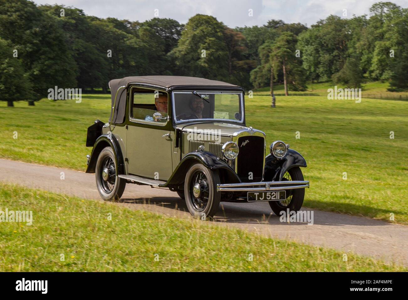 1934 30s voitures de berline Austin beige d'avant-guerre des années 30 ; voitures classiques, historiques, chérités, anciennes minuteries, 30s anciens combattants de collection restaurés, véhicules d'antan arrivant pour l'événement automobile historique de Mark Woodward à Leighton Hall, Carnforth, Royaume-Uni Banque D'Images