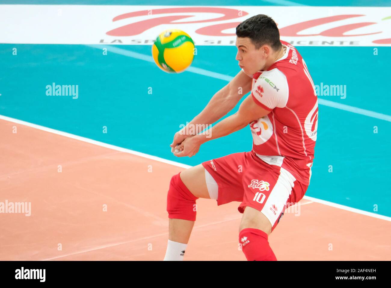 Jenia grebennikov (10) cti en Trentino Trentino ricezione. pendant le Siati vs Fenerbahce HDI Sigorta Istambul, Ligue des Champions de volley Championnat Hommes à Trento, Italie, 12 Décembre 2019 Banque D'Images