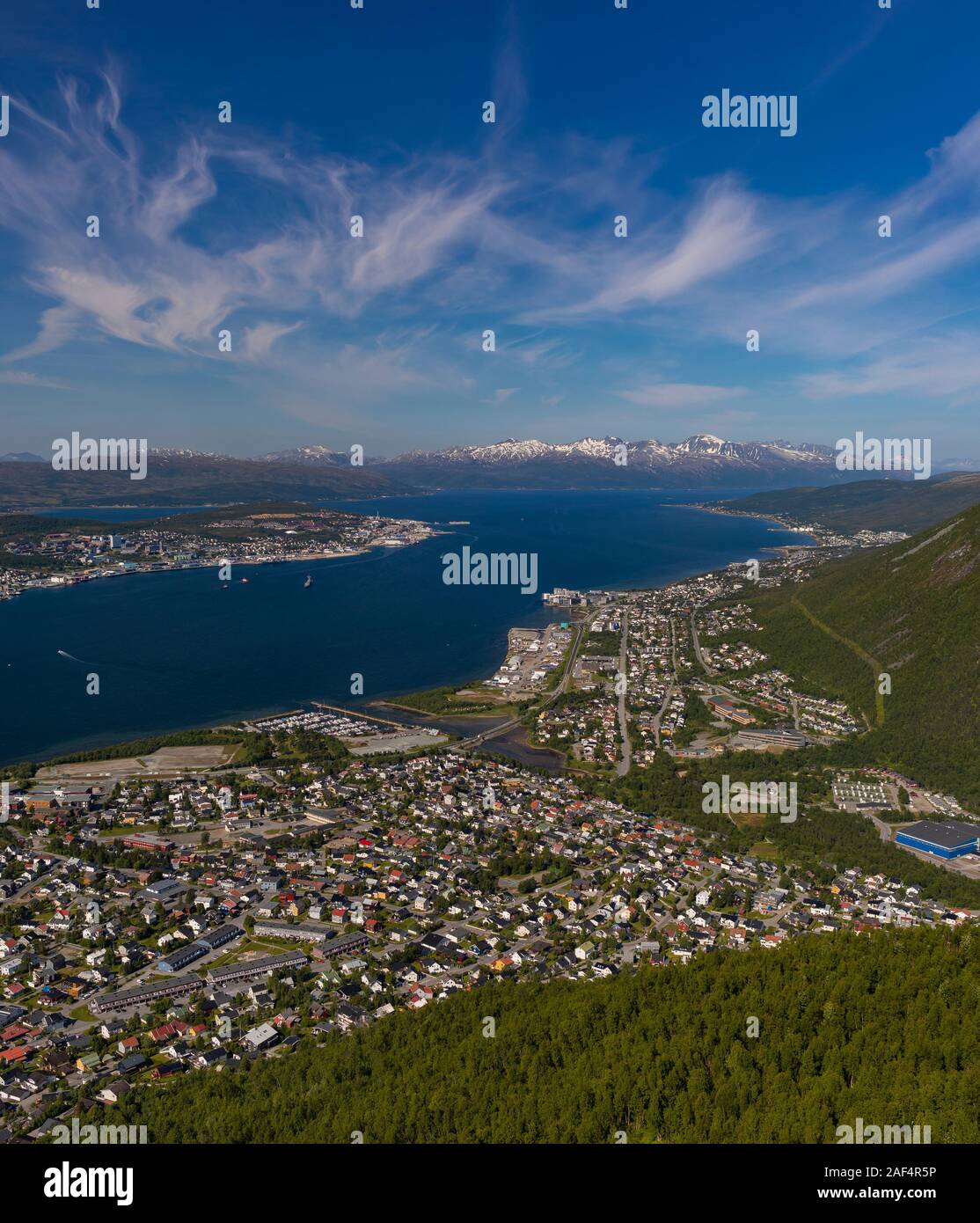 TROMSØ, NORVÈGE - vue aérienne des quartiers Tromsdalen, bas et Tomasjord, centre droit, dans la ville de Tromsø. Banque D'Images