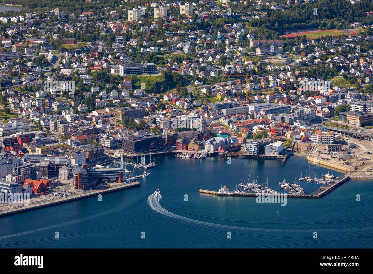 TROMSØ, NORVÈGE - vue aérienne du port de plaisance dans la ville de Tromsø, sur l'île de Tromsøya. Banque D'Images