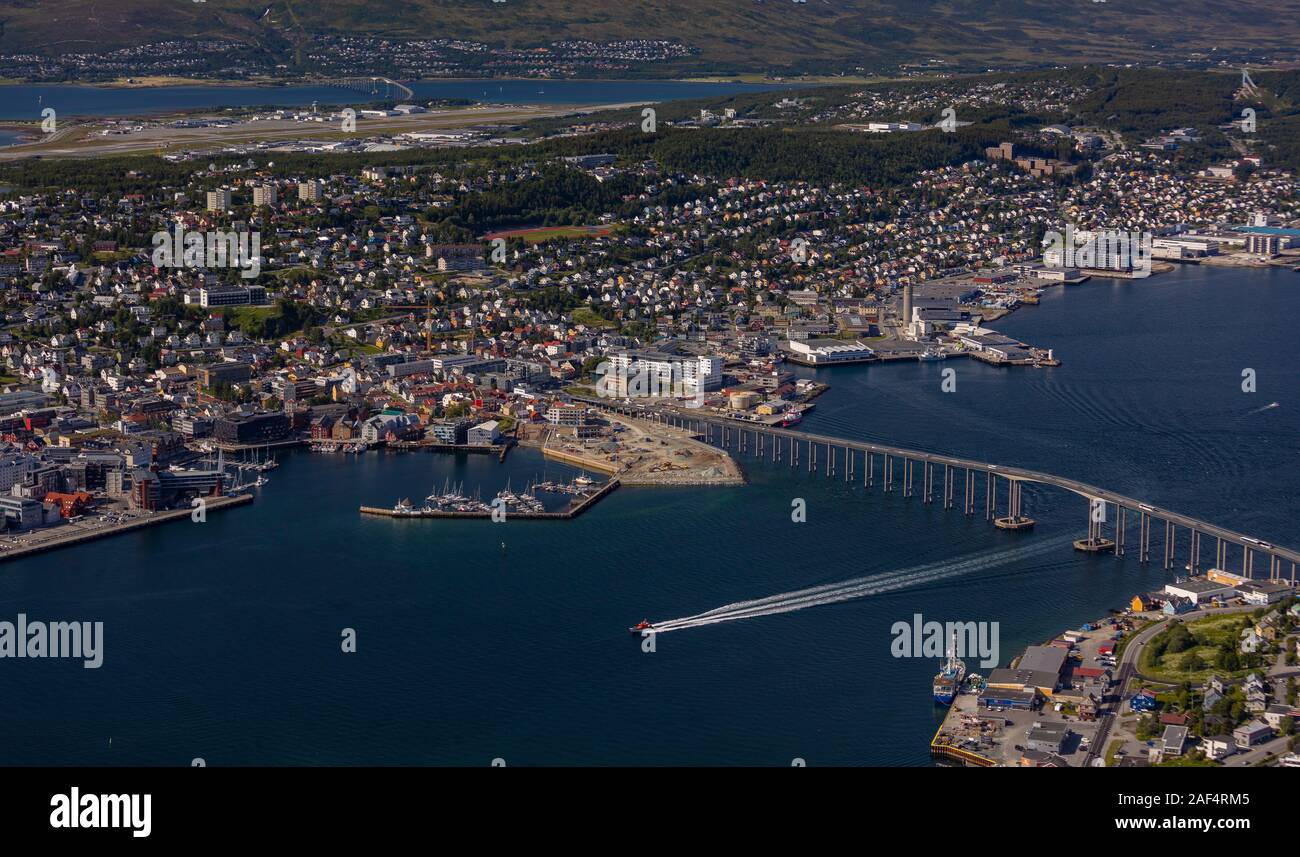 TROMSØ, NORVÈGE - vue aérienne de la ville de Tromsø, sur l'île de Tromsøya. Banque D'Images