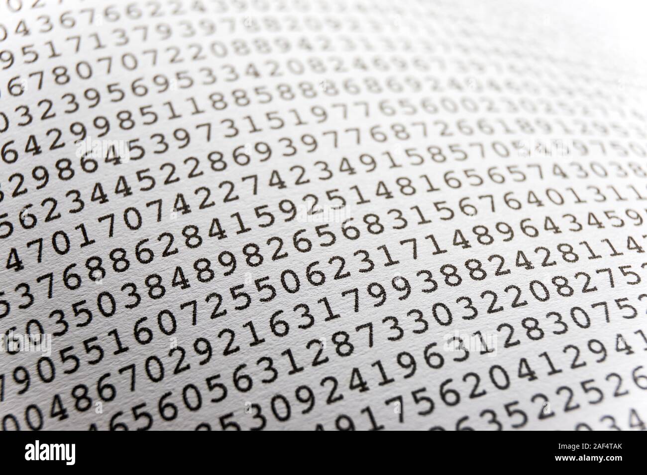 Arrière-plan avec imprimé noir monospace aléatoire des numéros sur papier blanc courbé pour utiliser comme modèle pour un rapport financier. Banque D'Images