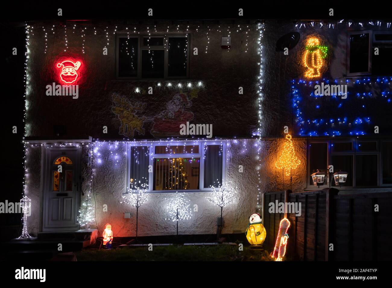 Chambre avec des lumières de Noël et décorations à l'extérieur, UK Banque D'Images