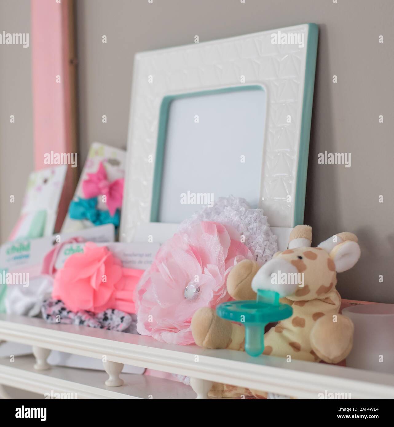 Rose Shabby chic & or table et décorations de douche de bébé Banque D'Images