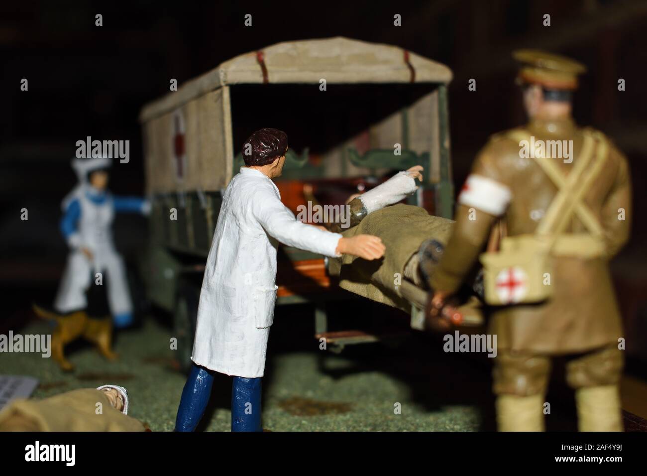 Première Guerre mondiale, le Corps des volontaires médicaux avec un médecin et des soldats Banque D'Images