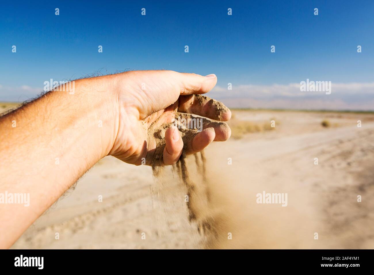 La crise de l'eau lien suivant sur un 4 l'année de la sécheresse, près de Bakersfield dans la Central Valley, Californie, USA, avec le sol s'est tourné vers la poussière. L'ensemble de Banque D'Images