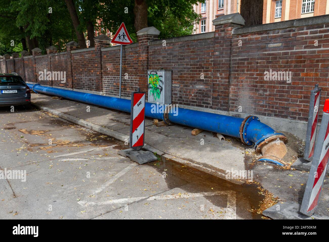 L'eau déviée temporairement (principal ou du tuyau d'assainissement ?) au niveau de la rue d'Augsbourg en Bavière, Allemagne. Banque D'Images