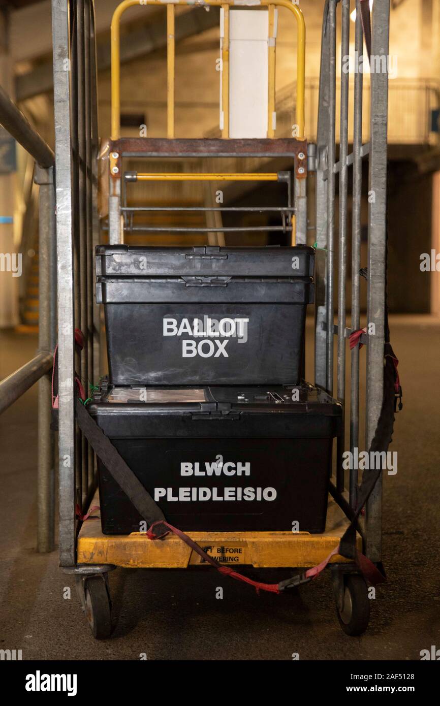 Cardiff, Wales, UK. Dec 12, 2019. Cardiff, Wales, UK. Le 12 décembre 2019. Le premier tour boîtes arrivent pour l'élection générale vote compte de Cardiff North et à l'ouest de Cardiff Cardiff City Stadium. Credit : Mark Hawkins/Alamy Live News Banque D'Images