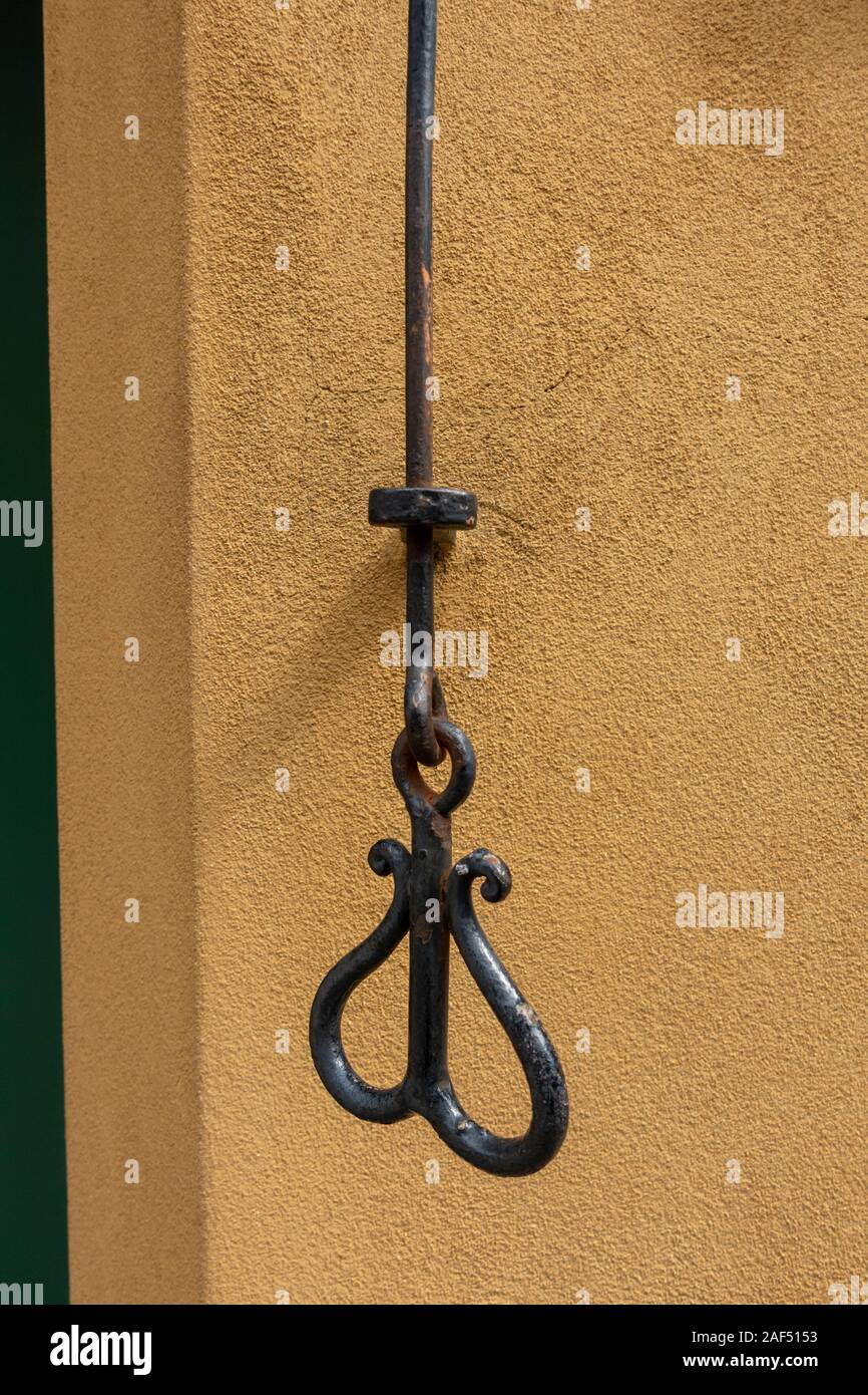 L'un de l'unique a sonnette de porte à l'extérieur d'une maison dans le quartier Fuggerei, une enclave fortifiée au sein de la ville d'Augsbourg, Bavière, Allemagne. Banque D'Images