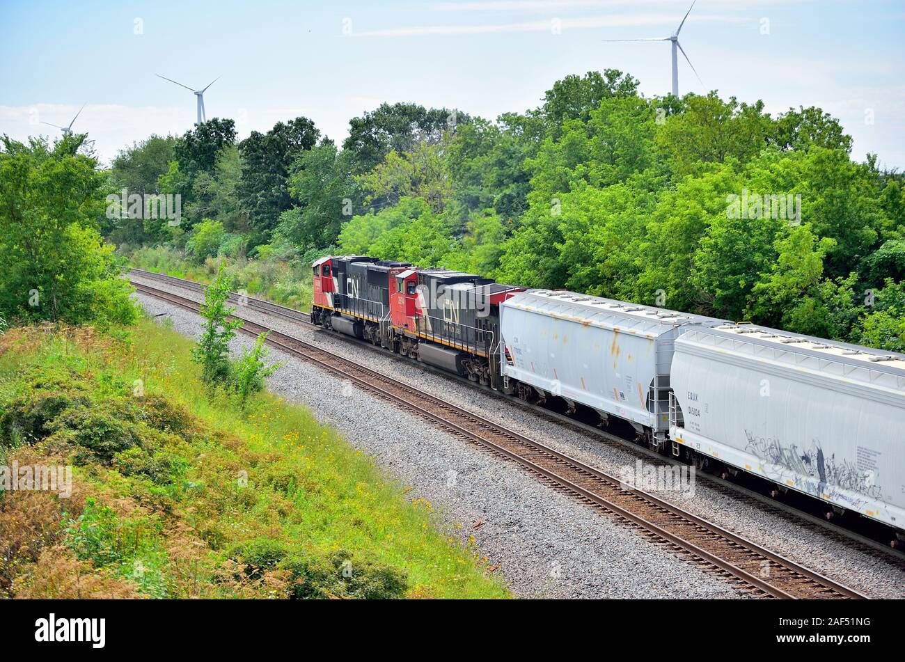 Byron, Wisconsin, États-Unis. Une paire de locomotives diesel du canadien National dirige un train de marchandises en haut d'une pente sur Byron Hill, dans le centre du Wisconsin. Banque D'Images