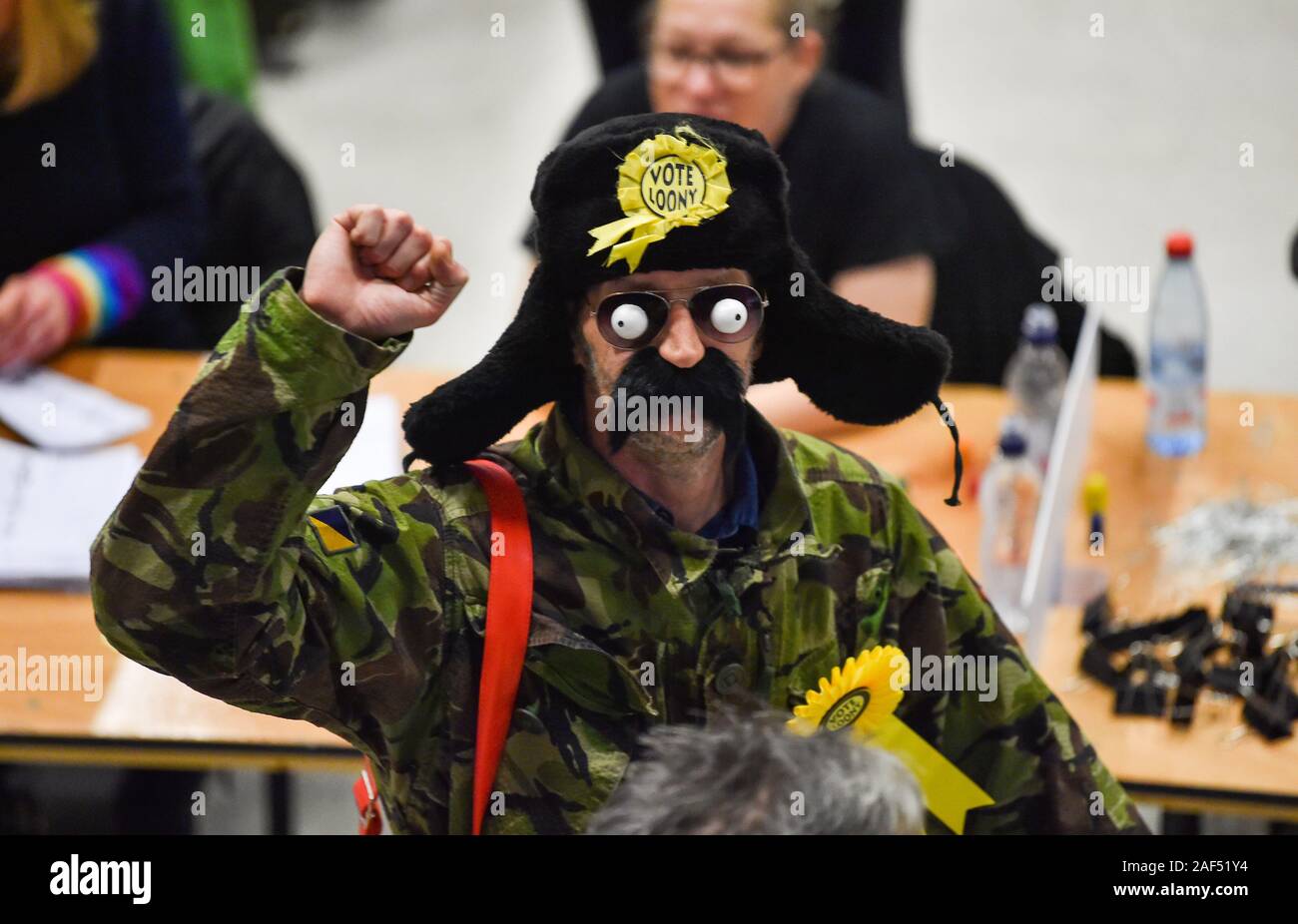 Brighton UK 12e 2019 Skwith - Citizen du Monster Raving Loony partie regarder le comptage commence pour le Pavillon de Brighton Brighton et Hove , Kemptown circonscriptions dans le vote des élections générales qui se sont tenues dans l'Brighton Centre ce soir Crédit : Simon Dack / Alamy Live News Banque D'Images