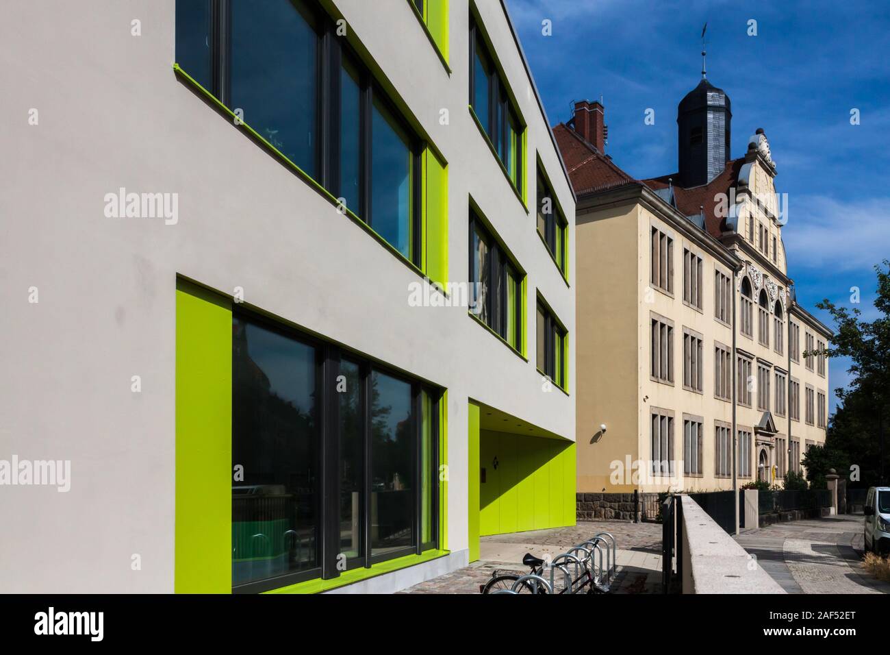 Une vieille et une maison moderne ensemble Banque D'Images
