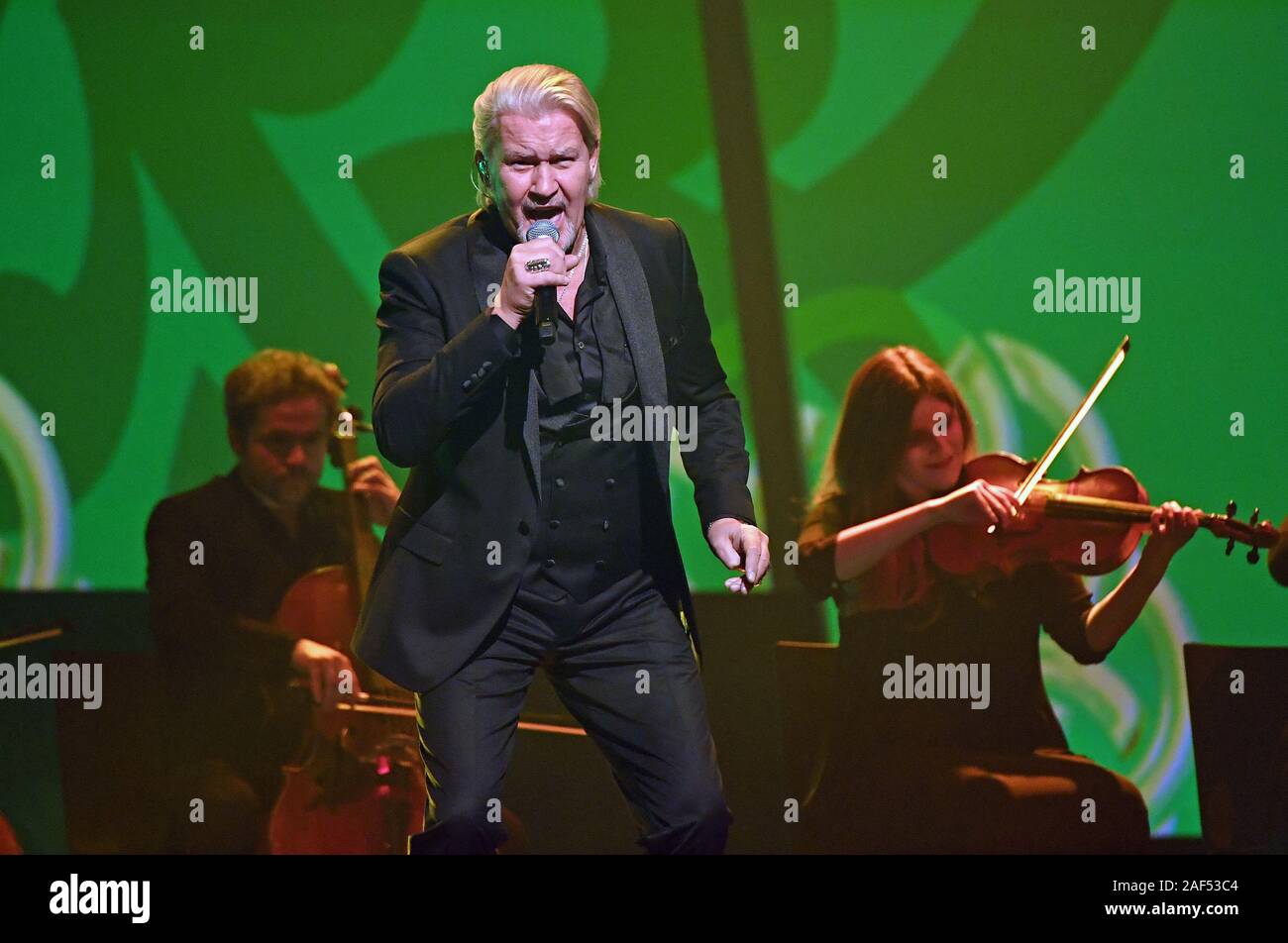 12 décembre 2019, Saxe, Leipzig : Le chanteur irlandais Johnny Logan est sur scène lors de la Gala José Carreras à Leipzig. Le programme sera diffusé en direct sur le RIM. Stars internationales et nationales sont la lutte contre la leucémie et autres maladies du sang et de la moelle osseuse. Photo : Hendrik Schmidt/dpa-Zentralbild/ZB Banque D'Images