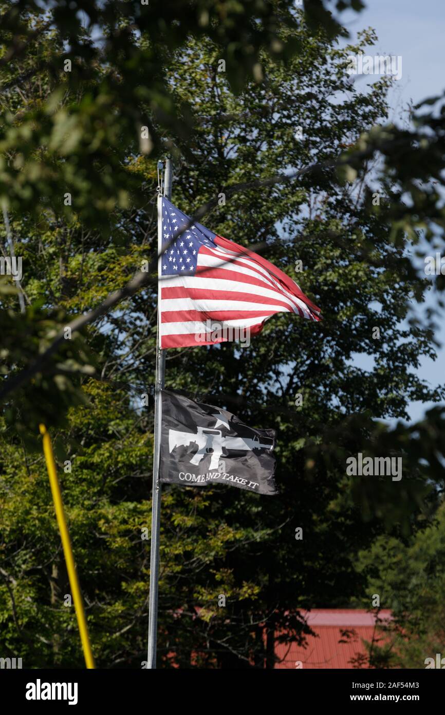 'Venez et prenez-le' drapeau avec fusil d'assaut AR-15 vole sous drapeau américain en avant d'une remorque à Schoharie County, État de New York, USA. Banque D'Images