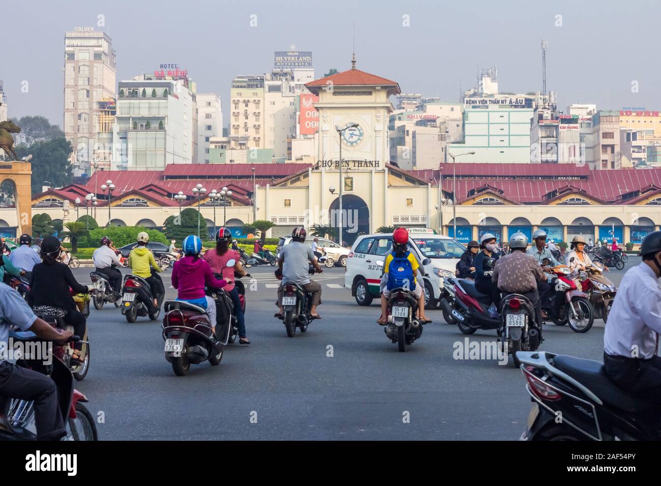 Ho Chi Minh Ville, Vietnam - le 11 novembre 2013 : le trafic important à l'extérieur du marché Ben Thanh. Les motos sont une forme populaire de transport personnel. Banque D'Images