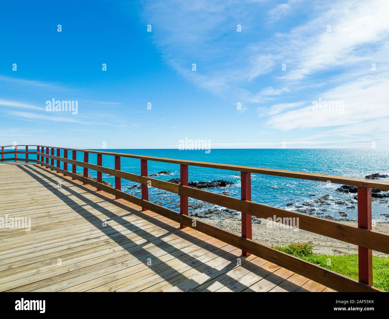 Passerelle en bois de l'enda Litoral' dans la plage de Calahonda, Mijas, Malaga, Espagne Banque D'Images