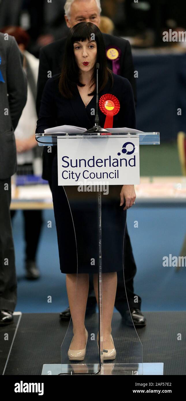 Candidat du travail Maeve Bridget Phillipson parle après avoir acquis la circonscription Centre Sunderland à Silksworth Centre Communautaire pour la Houghton et Sunderland circonscription Sud pour l'élection générale de 2019. Banque D'Images