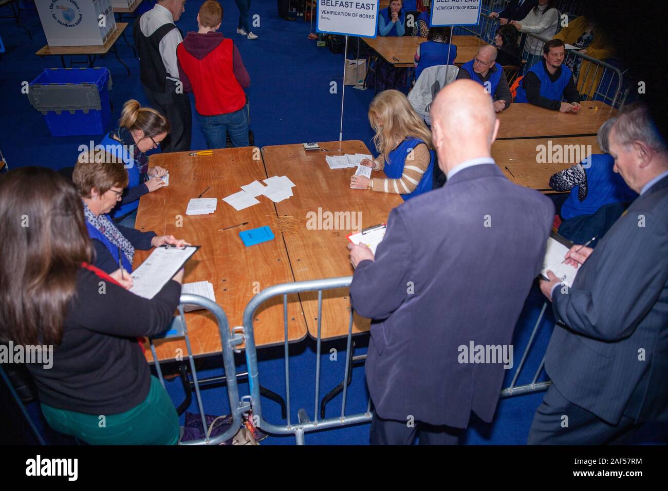 Belfast, Royaume-Uni. Dec 12, 2019. Centre d'exposition Titanic Belfast, Royaume-Uni 12/12/2019 Élections : les urnes arrivent, et sont ouverts à Belfast Crédit : Bonzo/Alamy Live News Banque D'Images