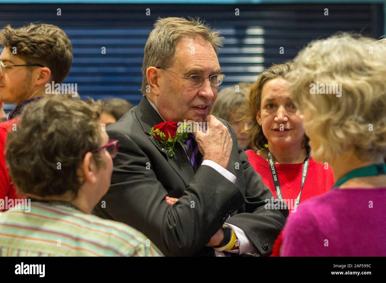 Stroud, Royaume-Uni. 13 déc, 2019. Candidat du Parti Travailliste David Drew arrive au centre de loisirs du parc de Stratford où le dépouillement a lieu pour la circonscription de Stroud. Credit : Carl Hewlett/Alamy Live News. Banque D'Images