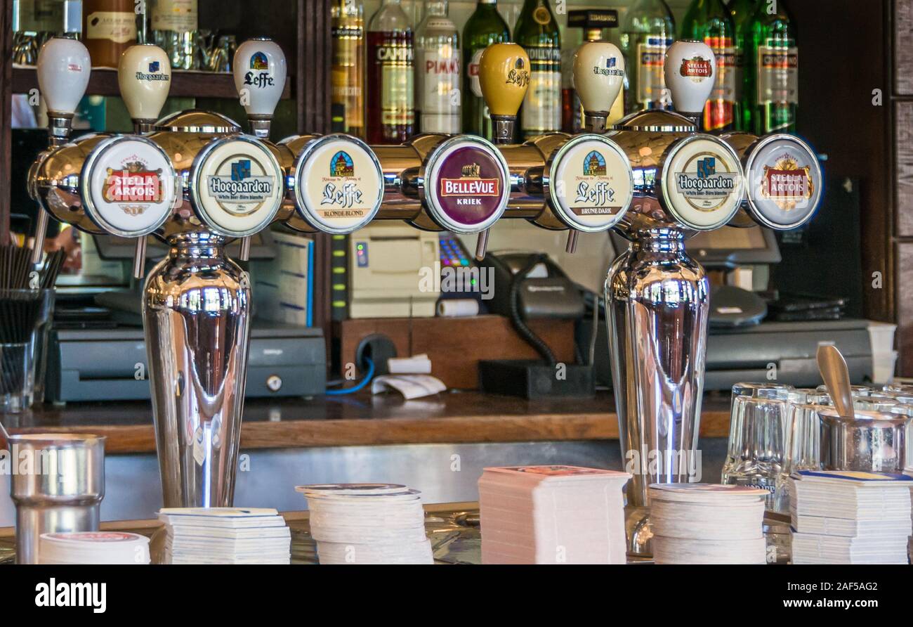 Melbourne, Australie - Novembre 17, 2009 : Belgian beer Café Pierre Bleue. Libre de toutes les bières belges à la pression. Des piles de montagnes russes à l'avant, Disque et liqu Banque D'Images