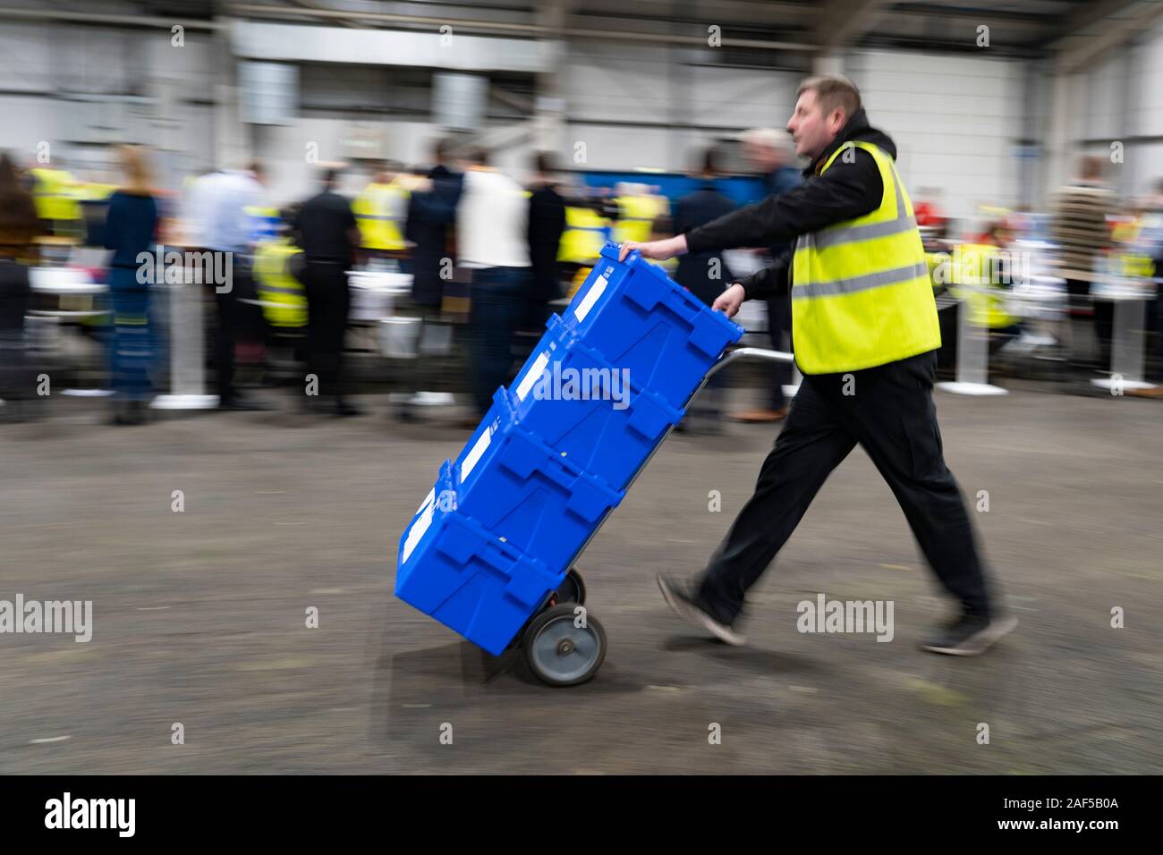 Edinburgh, Ecosse, Royaume-Uni. 12 décembre 2019. Urnes d'arriver à l'élection générale parlementaire total à la Royal Highland Centre d'Édimbourg. Iain Masterton/Alamy Live News Banque D'Images